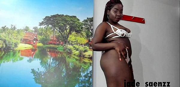  Morena Hermosa se aplica aceite en todo su cuerpo desnuda httpsbit.ly3d4VLOR